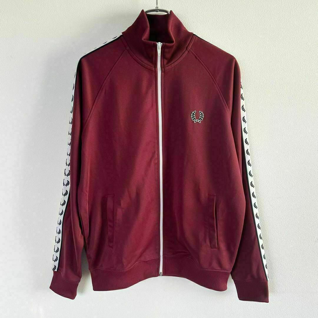 FRED PERRY(フレッドペリー)のフレッドペリー テープロゴ トラックジャケット ジャージ上 ボルドー あずき メンズのトップス(ジャージ)の商品写真