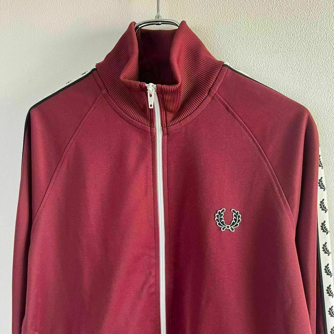 FRED PERRY(フレッドペリー)のフレッドペリー テープロゴ トラックジャケット ジャージ上 ボルドー あずき メンズのトップス(ジャージ)の商品写真