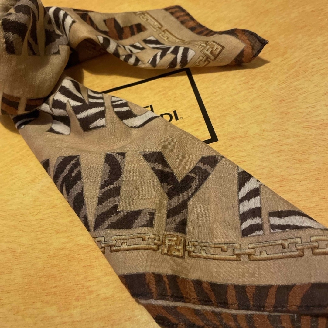 FENDI(フェンディ)の専用☘️フェンディ　ハンカチスカーフ　　Safari style 🟫   レディースのファッション小物(ハンカチ)の商品写真