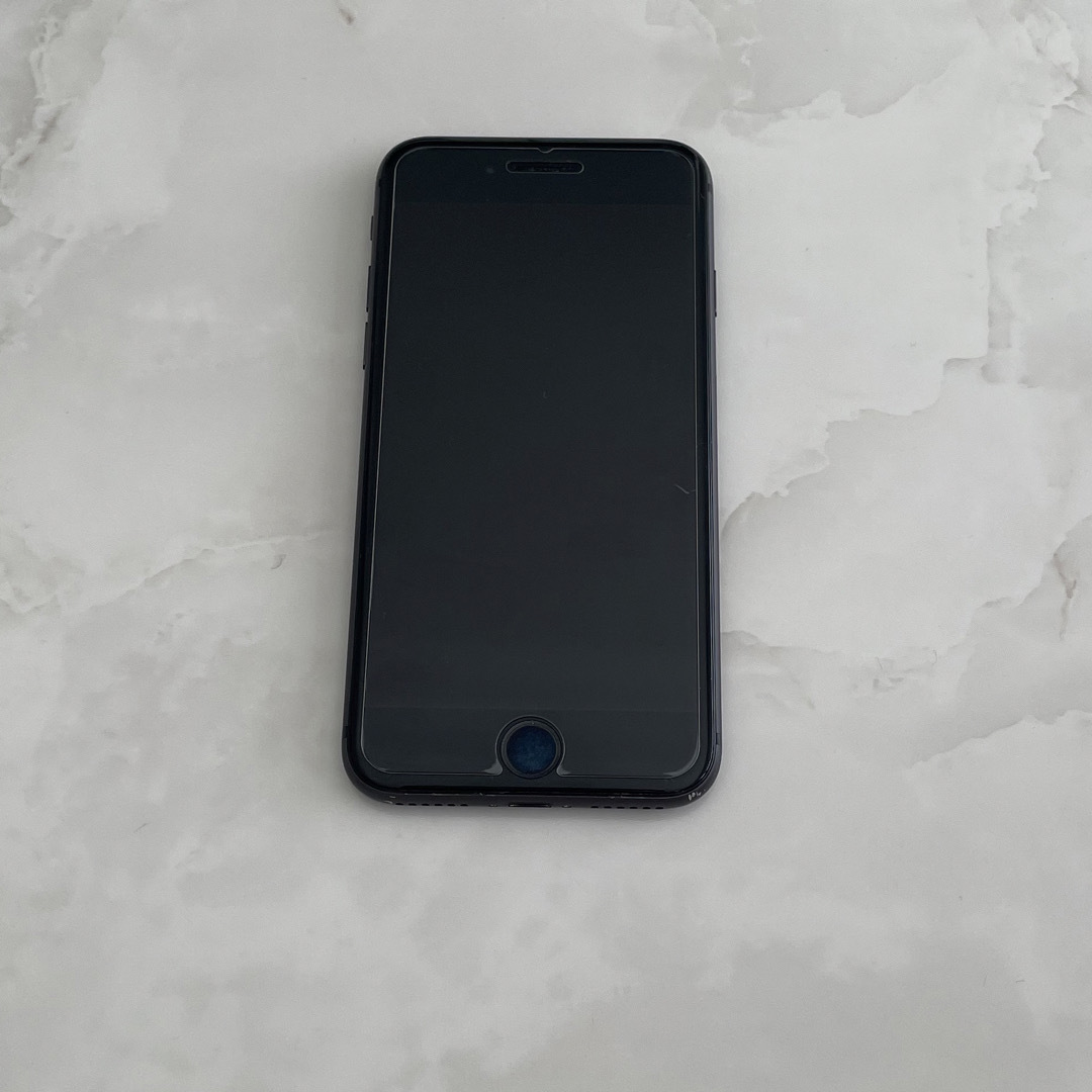 iPhone(アイフォーン)のiPhone 8 ブラック 64GB 本体 スマホ/家電/カメラのスマートフォン/携帯電話(スマートフォン本体)の商品写真