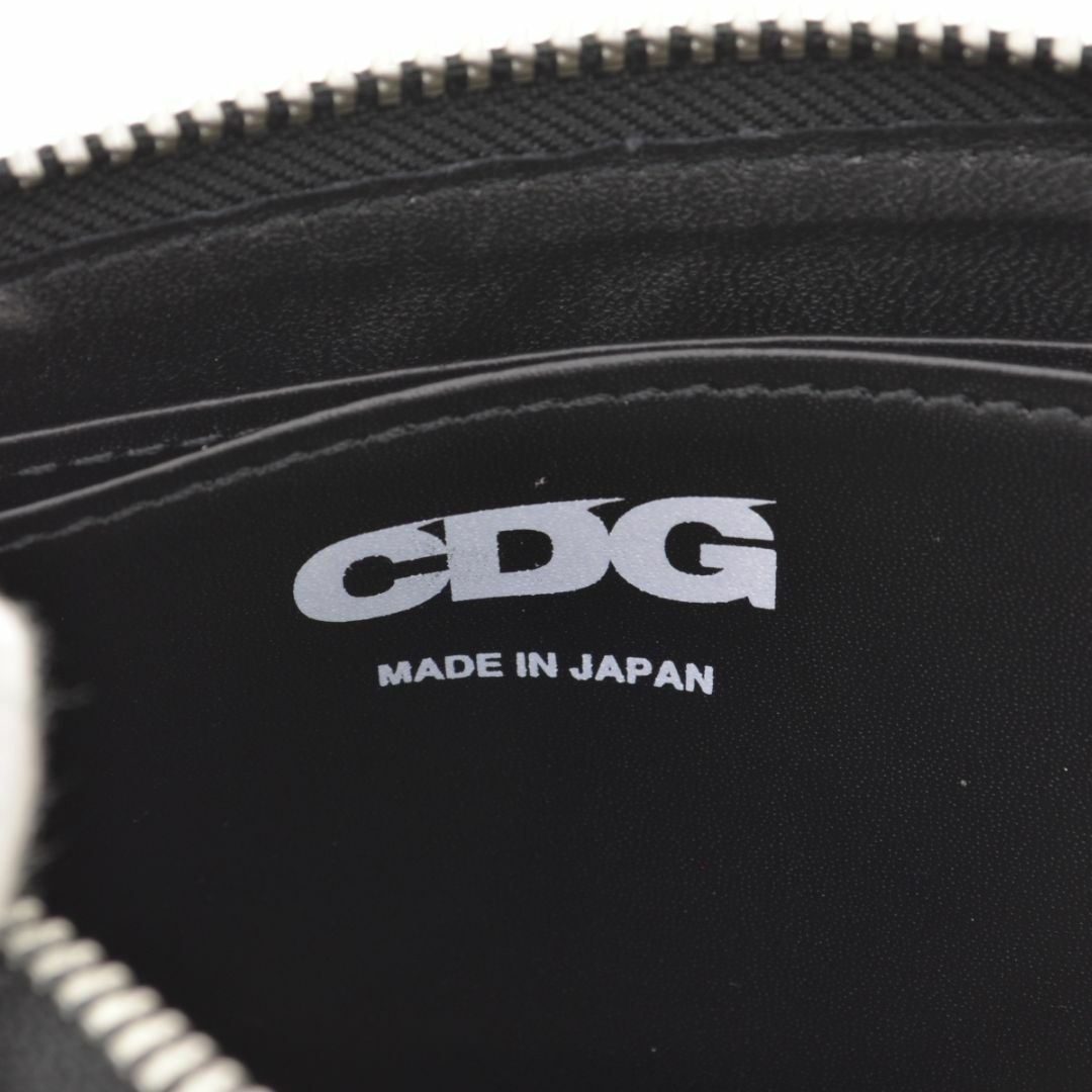 COMME des GARCONS(コムデギャルソン)の【COMMEdesGARCONS】CDG EMBOSSED LOGO ジップ財布 メンズのファッション小物(折り財布)の商品写真