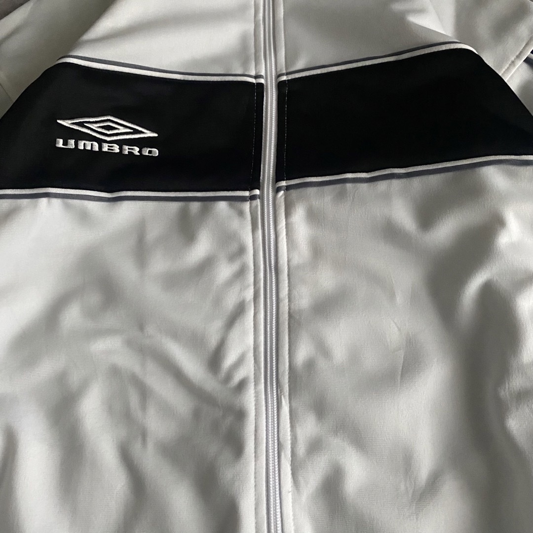 UMBRO(アンブロ)のUMBRO アンブロ トラックジャケット 刺繍 ブラック×ホワイト メンズのジャケット/アウター(その他)の商品写真