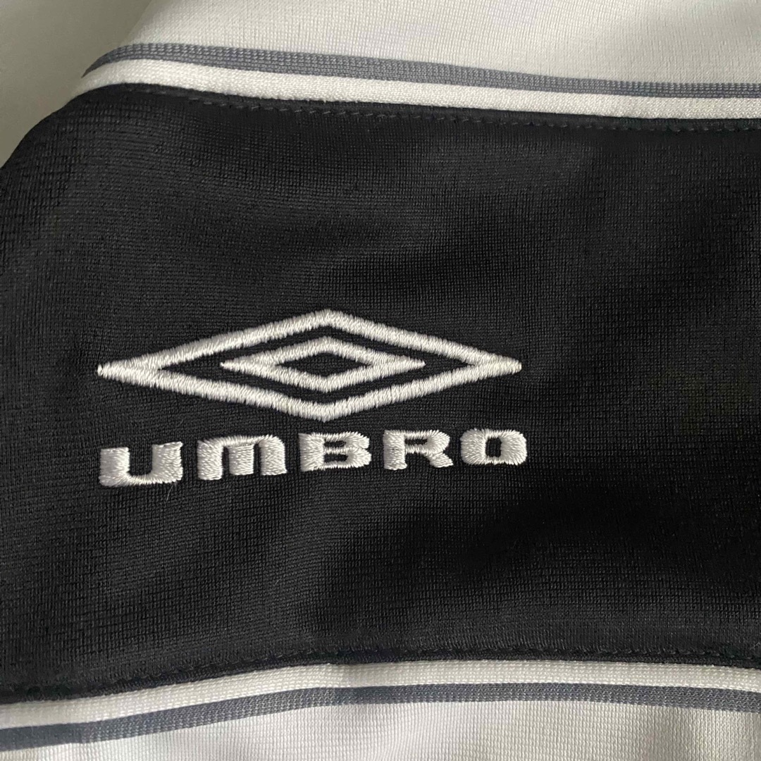 UMBRO(アンブロ)のUMBRO アンブロ トラックジャケット 刺繍 ブラック×ホワイト メンズのジャケット/アウター(その他)の商品写真