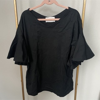 オメカシ(Omekashi)のOmekashi フリルTシャツ　美品(Tシャツ(半袖/袖なし))