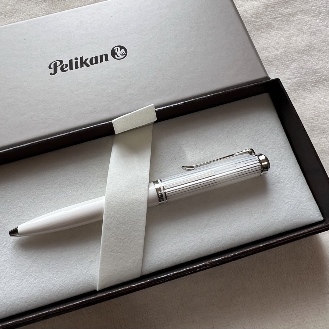 Pelikan(ペリカン)の新品未使用 ペリカン 限定ボールペン K605 ホワイトストライプ インテリア/住まい/日用品の文房具(ペン/マーカー)の商品写真