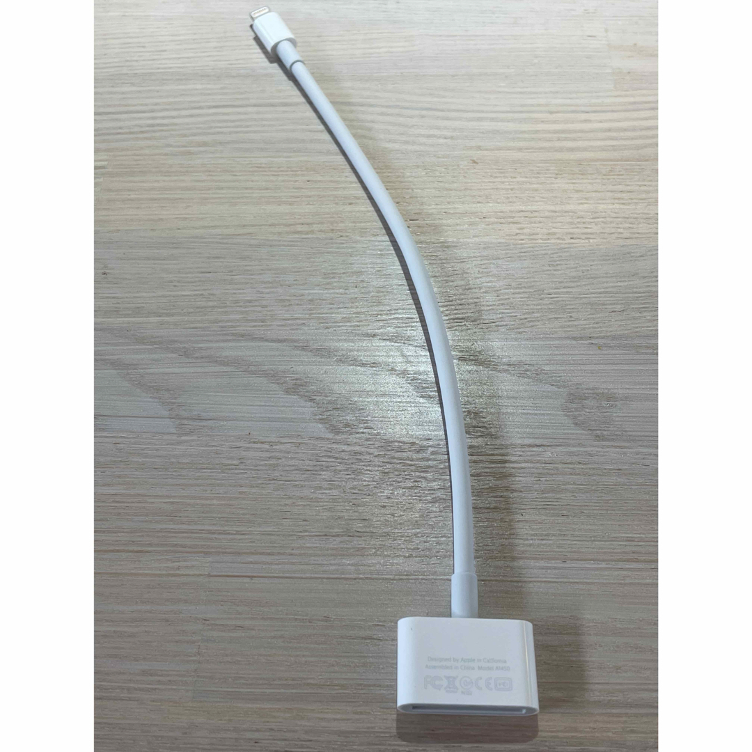 Apple(アップル)の★新品★保証付★Apple純正 ライトニング 30ピン 変換アダプタ MD824 スマホ/家電/カメラのオーディオ機器(ポータブルプレーヤー)の商品写真