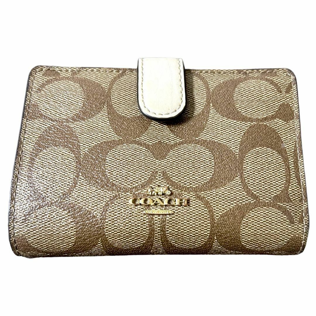 COACH(コーチ)の美品　コーチ 折り財布 二つ折り シグネチャー　PVC ベージュ　ロゴ金具 レディースのファッション小物(財布)の商品写真