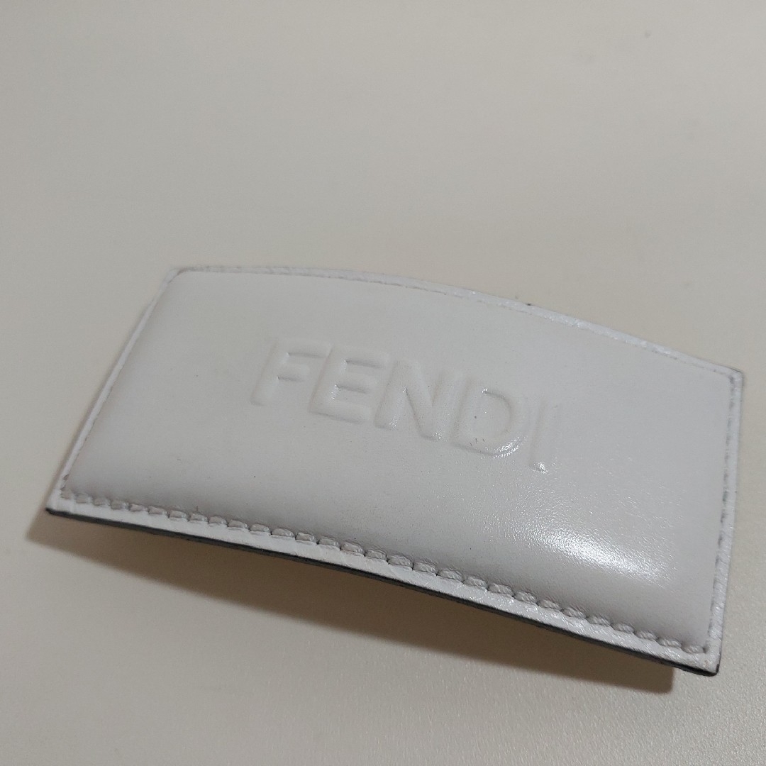 FENDI(フェンディ)のフェンディ FENDIロゴ バレッタ ヘアクリップ スクエア レザー ホワイト レディースのヘアアクセサリー(バレッタ/ヘアクリップ)の商品写真