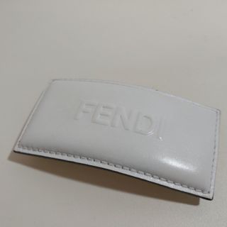 フェンディ(FENDI)のフェンディ FENDIロゴ バレッタ ヘアクリップ スクエア レザー ホワイト(バレッタ/ヘアクリップ)