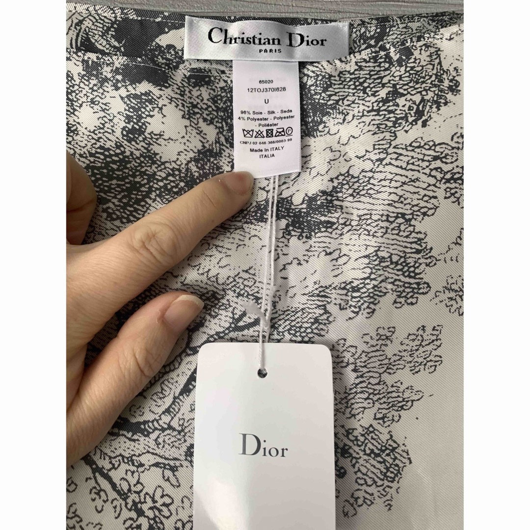 Christian Dior(クリスチャンディオール)の新品未使用　Christian Diorポンチョ レディースのジャケット/アウター(ポンチョ)の商品写真