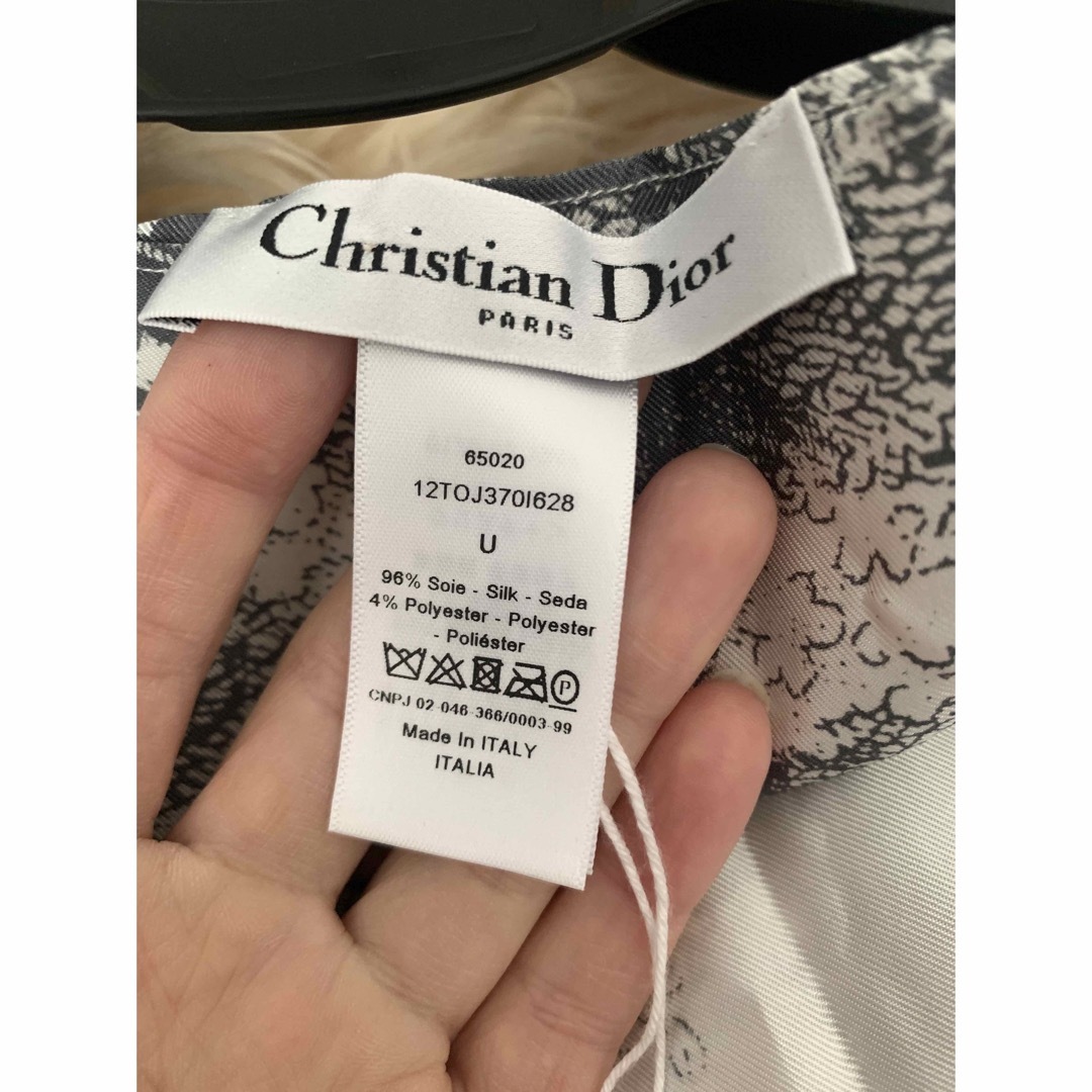 Christian Dior(クリスチャンディオール)の新品未使用　Christian Diorポンチョ レディースのジャケット/アウター(ポンチョ)の商品写真