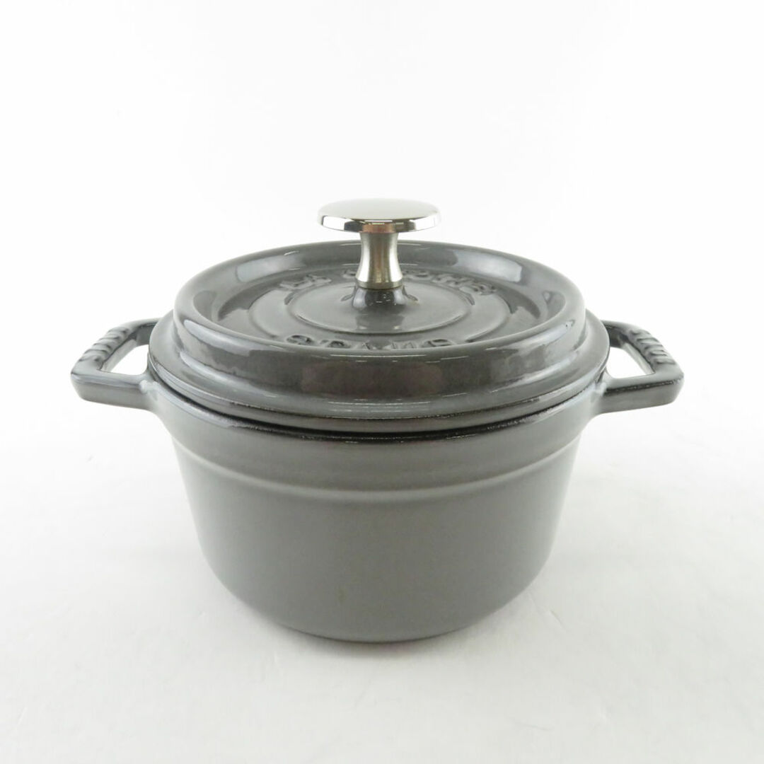 STAUB(ストウブ)の美品 STAUB ストウブ ピコ ココット ラウンド 両手鍋 鋳物ホーロー 14cm 料理 調理器具 SU6162C  インテリア/住まい/日用品のキッチン/食器(鍋/フライパン)の商品写真