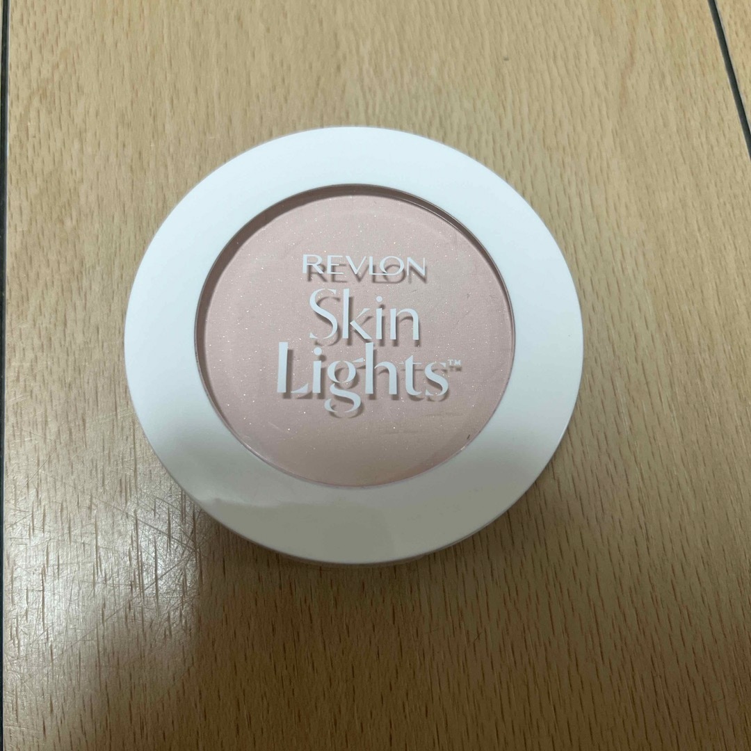 REVLON(レブロン)のREVLON スキンライトプレストパウダーN107 コスメ/美容のベースメイク/化粧品(フェイスパウダー)の商品写真