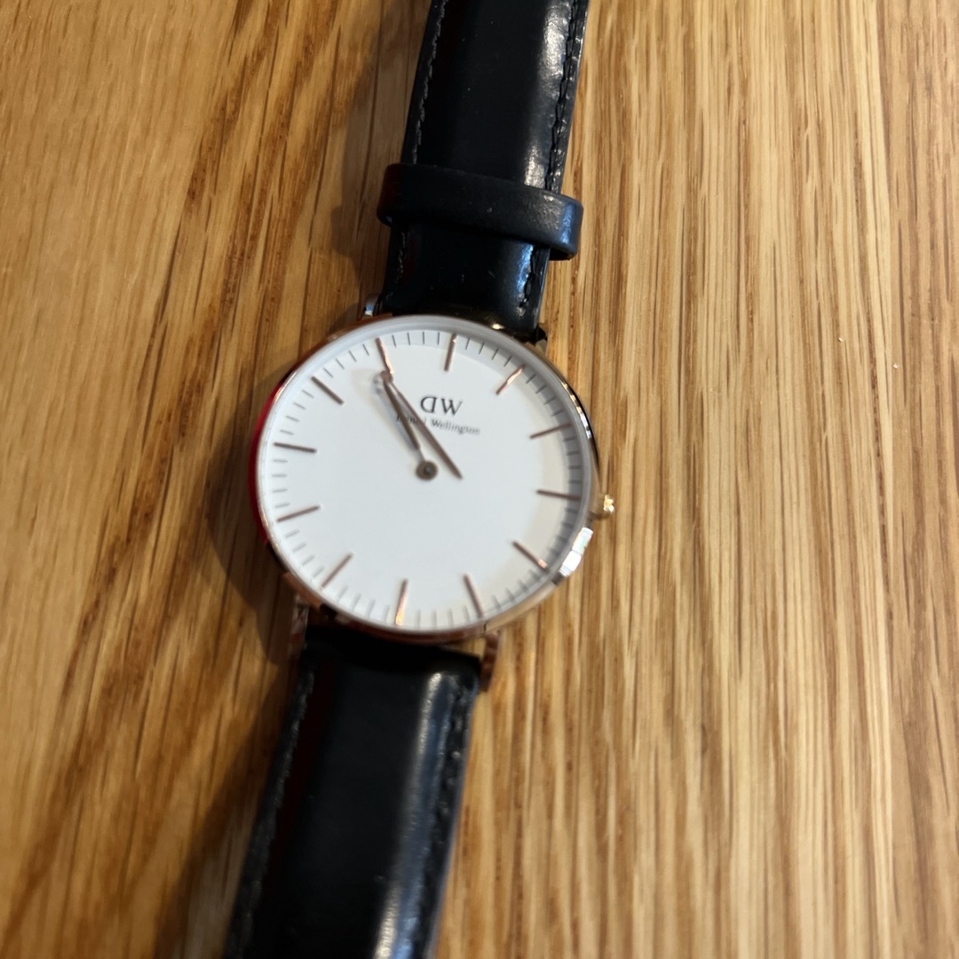 Daniel Wellington(ダニエルウェリントン)のジャンク　ダニエルウェリントン　黒　針外れ レディースのファッション小物(腕時計)の商品写真