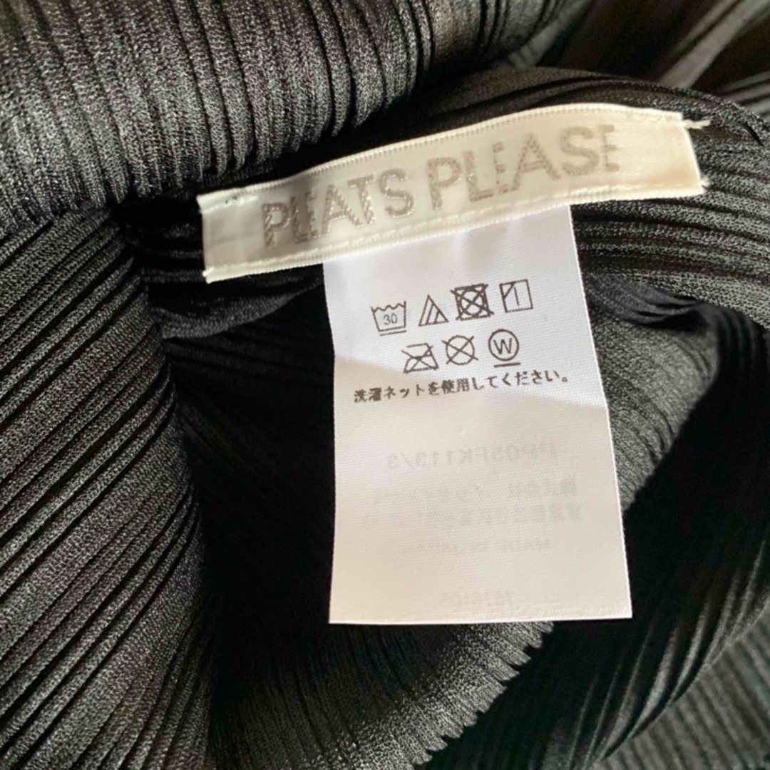 PLEATS PLEASE ISSEY MIYAKE(プリーツプリーズイッセイミヤケ)のプリーツプリーズRIB PLEATS ハイネックトップスブラック レディースのトップス(シャツ/ブラウス(長袖/七分))の商品写真