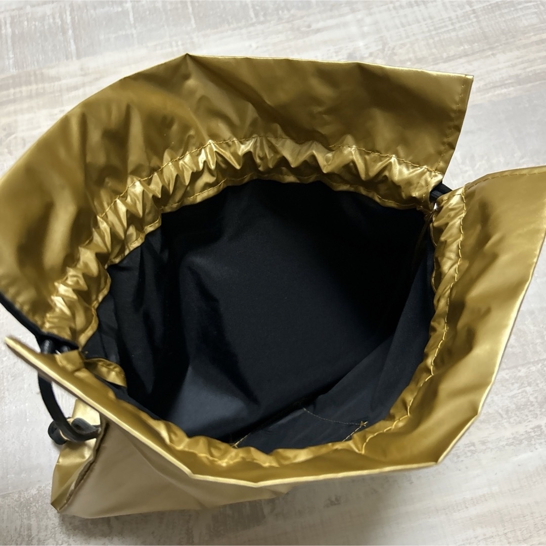 メタリックゴールド巾着バッグ ハンドメイドのファッション小物(バッグ)の商品写真