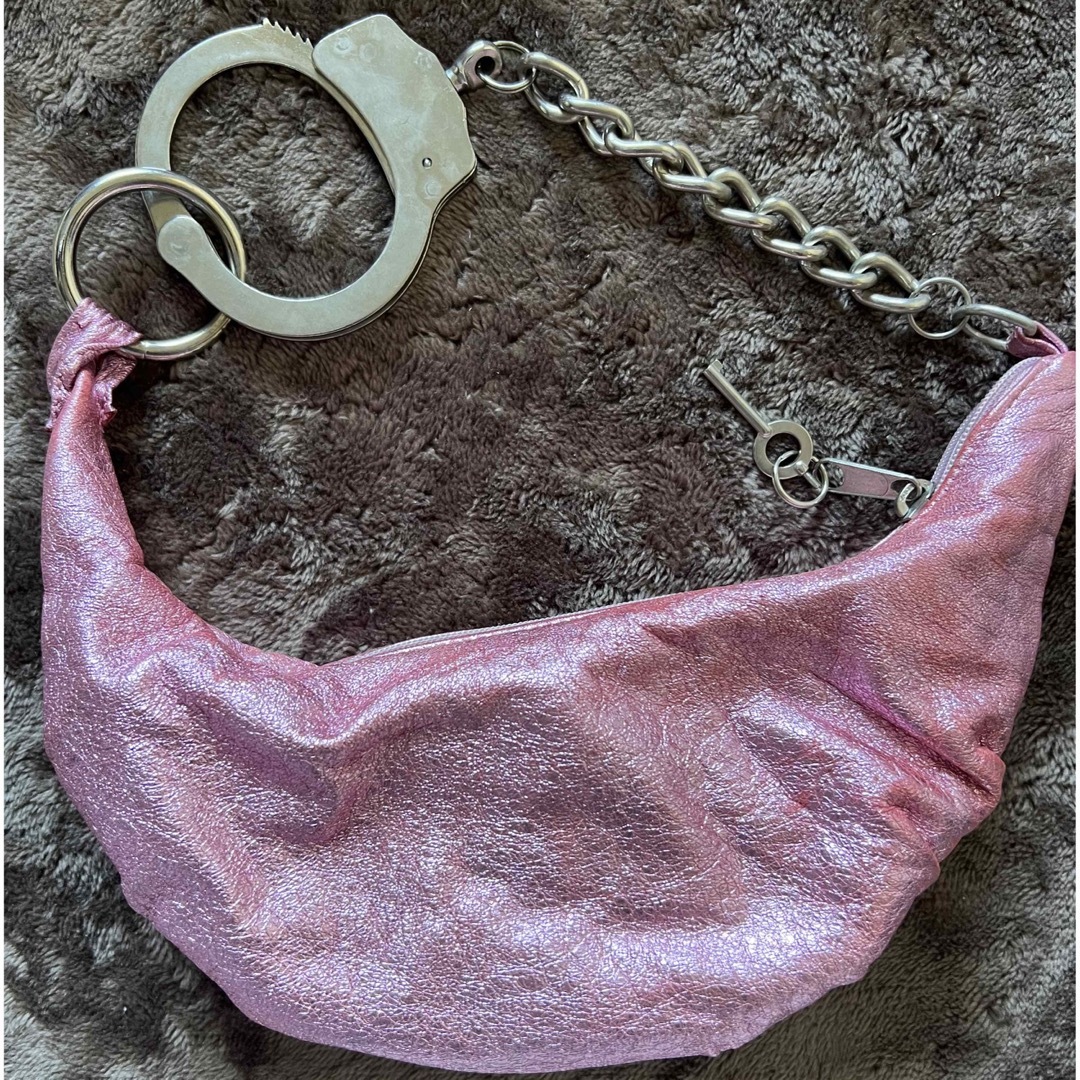 LGB(ルグランブルー)の手錠バック　鞄　ピンク　ミニショルダー　ロック　メタル　バンド　ビジュアル レディースのバッグ(ショルダーバッグ)の商品写真