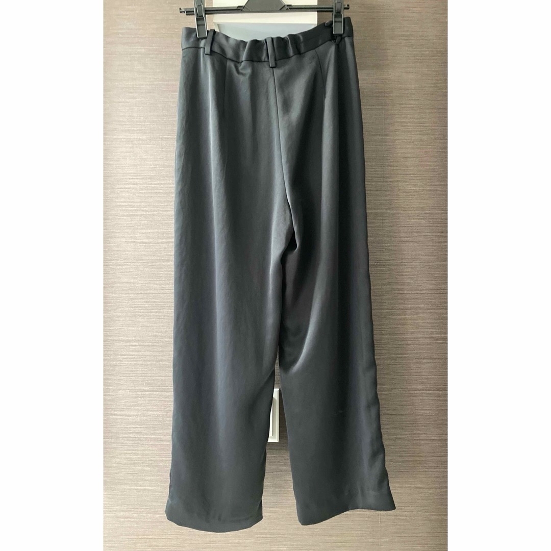 CLANE(クラネ)の美品【CLANE/クラネ】SATIN SLACKS PANTS ブラック1サイズ レディースのパンツ(カジュアルパンツ)の商品写真