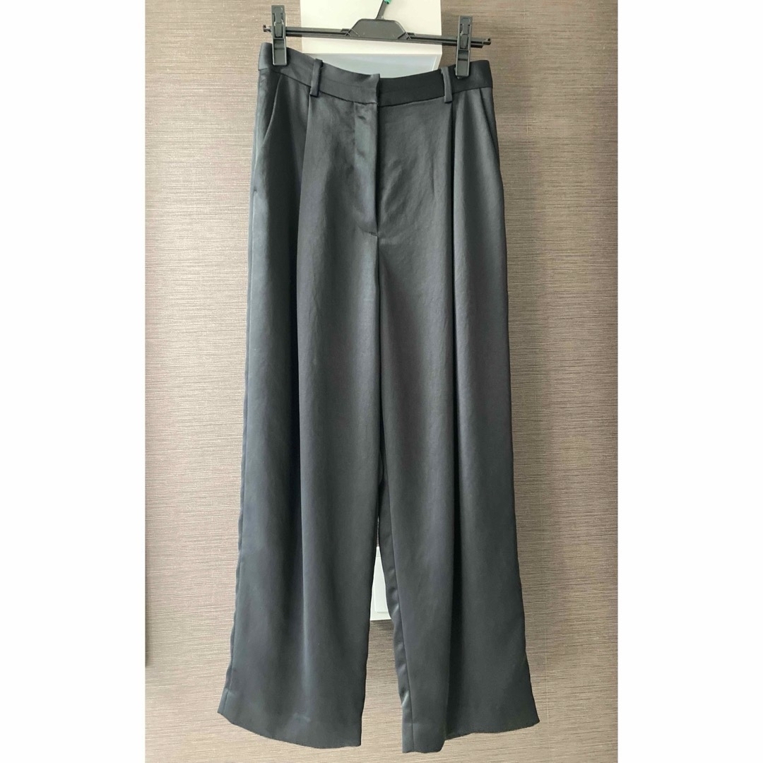 CLANE(クラネ)の美品【CLANE/クラネ】SATIN SLACKS PANTS ブラック1サイズ レディースのパンツ(カジュアルパンツ)の商品写真