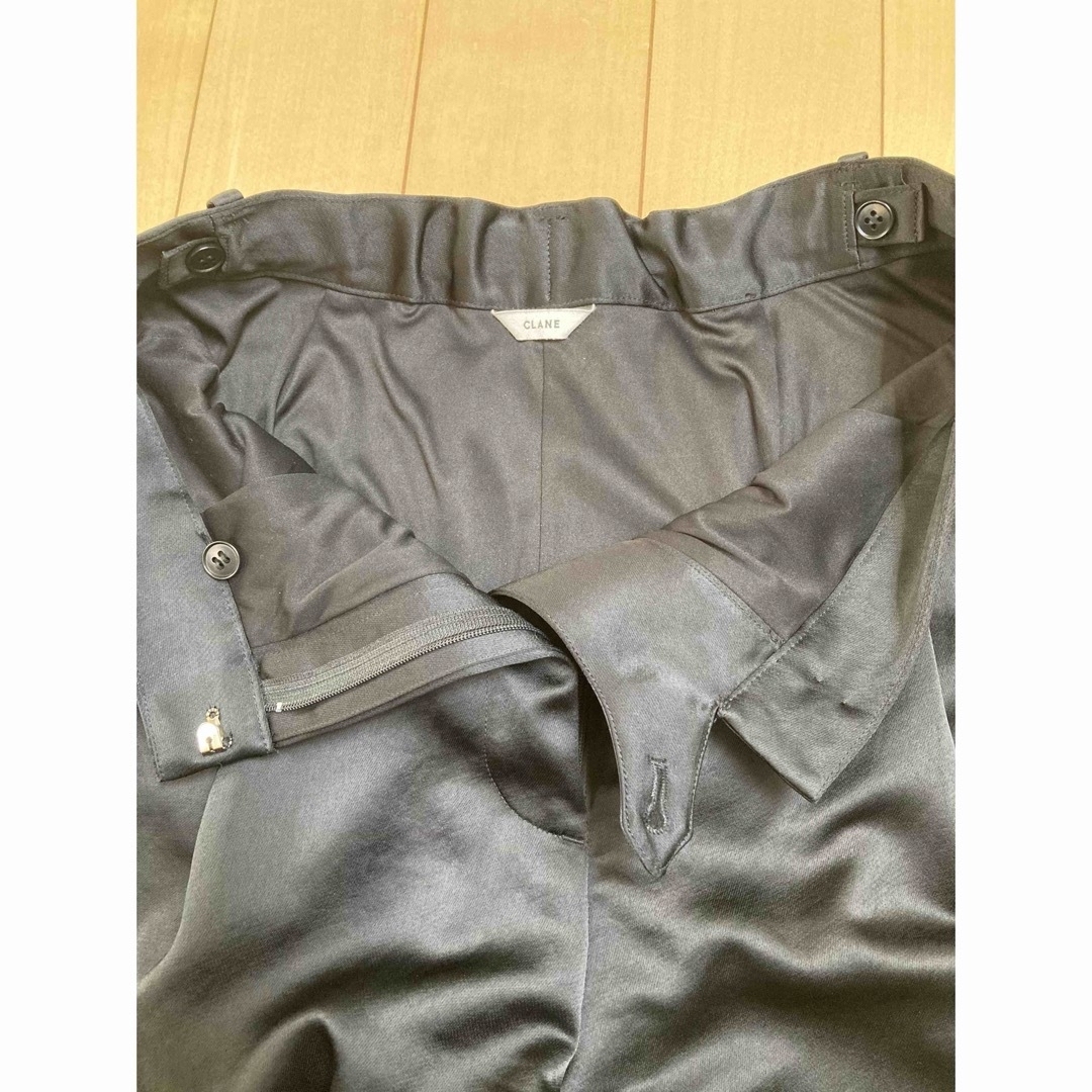 CLANE(クラネ)の美品【CLANE/クラネ】SATIN SLACKS PANTS ブラック1サイズ レディースのパンツ(カジュアルパンツ)の商品写真