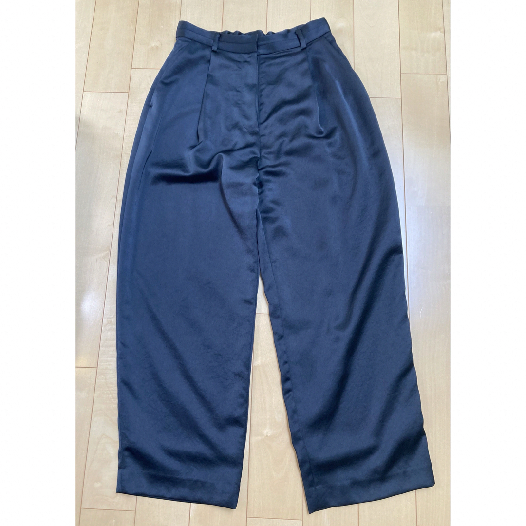 CLANE(クラネ)の美品【CLANE/クラネ】SATIN SLACKS PANTS ブラック1サイズ レディースのパンツ(カジュアルパンツ)の商品写真