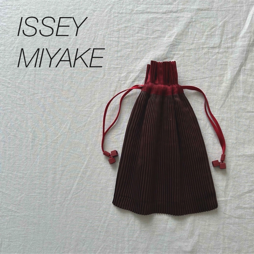 ISSEY MIYAKE(イッセイミヤケ)のISSEY MIYAKE イッセイミヤケ 巾着　巾着バック　プリーツ レディースのバッグ(その他)の商品写真