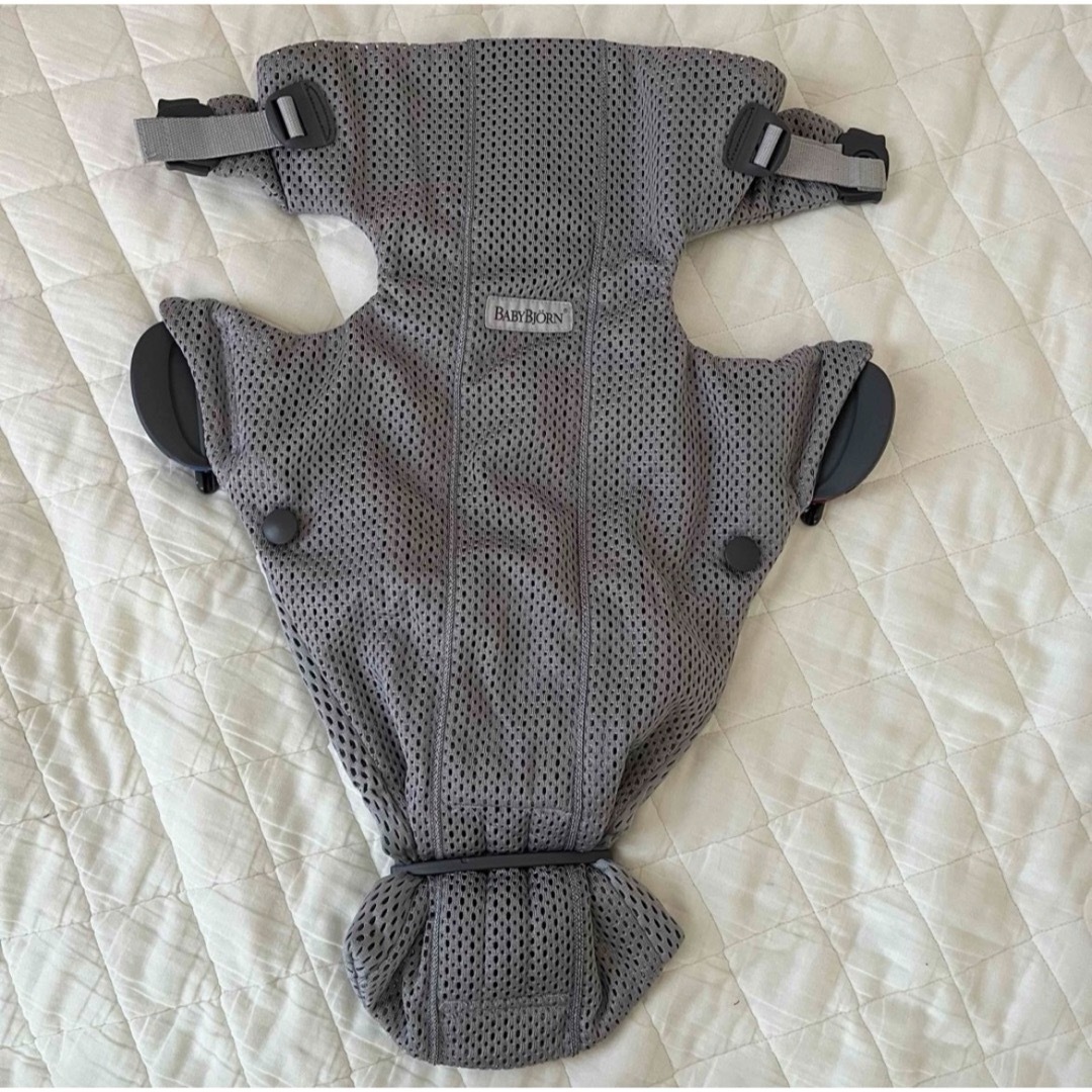 BABYBJORN(ベビービョルン)のblau様　【最終お値下げ】ベビーキャリア mini Air グレー キッズ/ベビー/マタニティの外出/移動用品(抱っこひも/おんぶひも)の商品写真