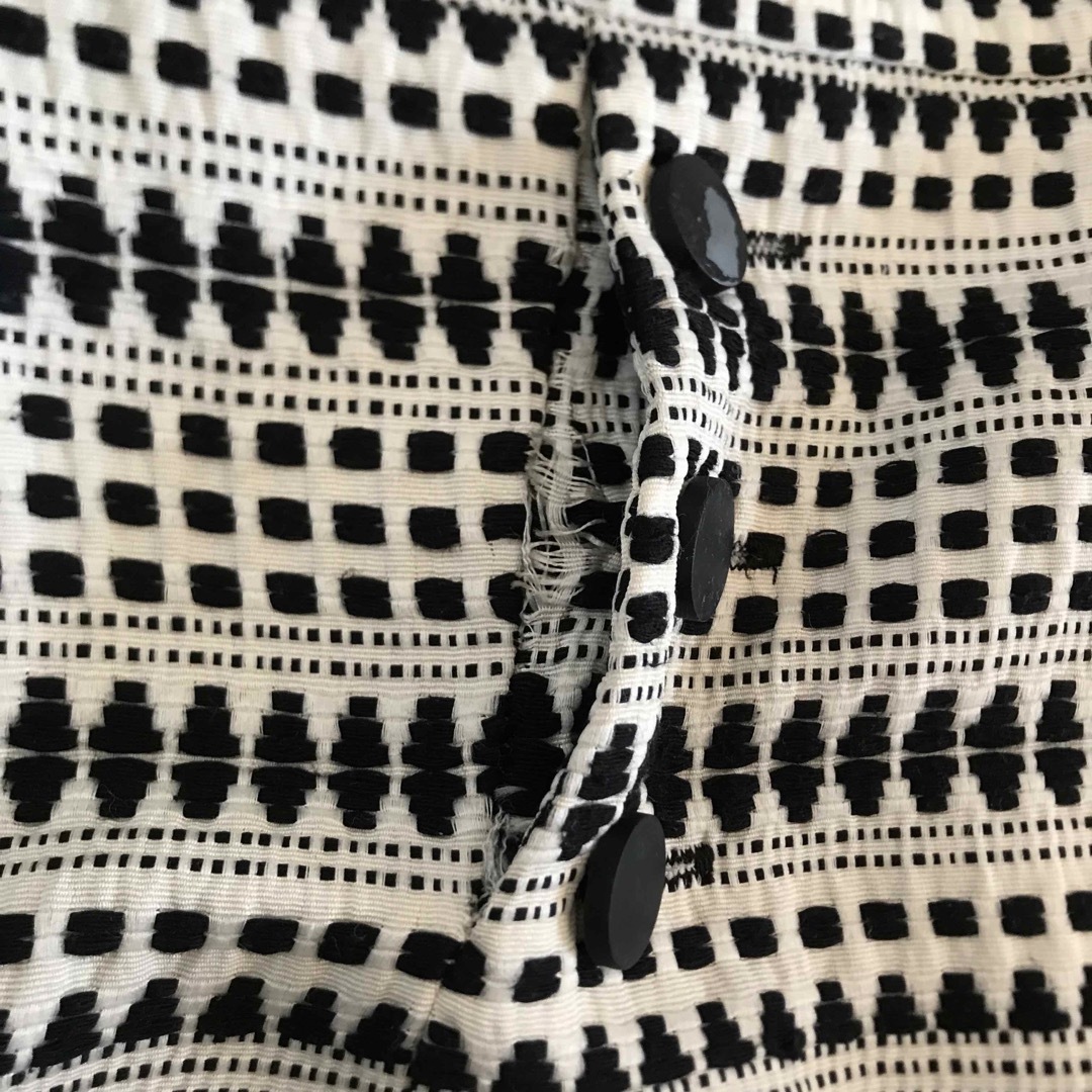 H&M(エイチアンドエム)の【H&M タイトスカート】替えボタン有り　モノトーン　白黒 レディースのスカート(ひざ丈スカート)の商品写真