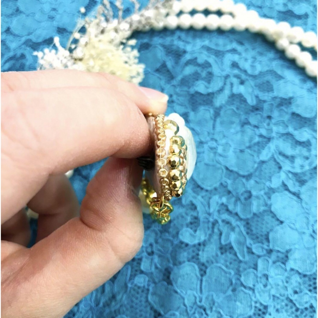 ビーズ刺繍　春ブローチ　ハンドメイド　天然石　Coron-コロン　オパール ハンドメイドのアクセサリー(コサージュ/ブローチ)の商品写真
