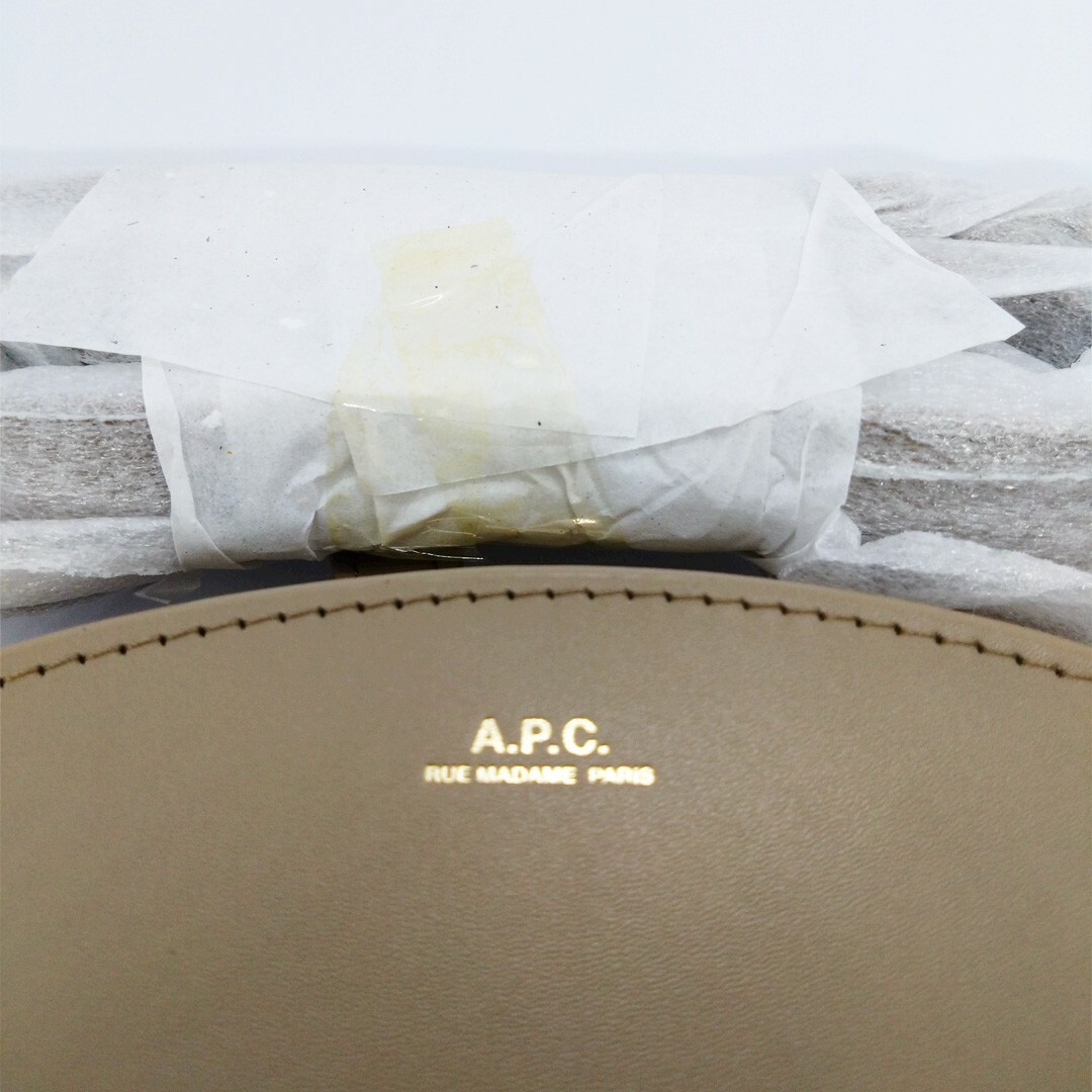 A.P.C(アーペーセー)の【新品限定】アーペーセー ショルダーバッグ A.P.C. ハーフムーン PXAW レディースのバッグ(ショルダーバッグ)の商品写真