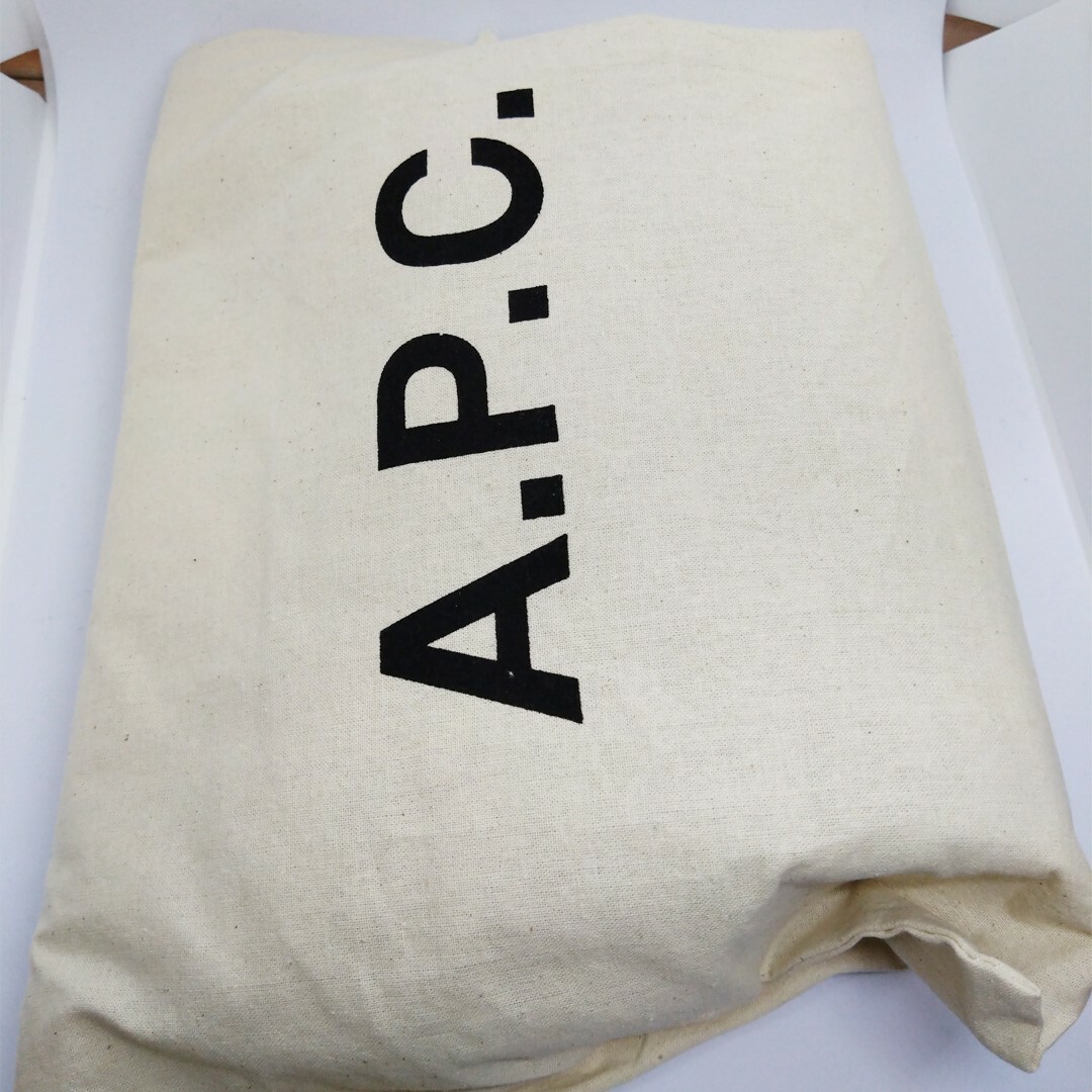 A.P.C(アーペーセー)の【新品限定】アーペーセー ショルダーバッグ A.P.C. ハーフムーン PXAW レディースのバッグ(ショルダーバッグ)の商品写真