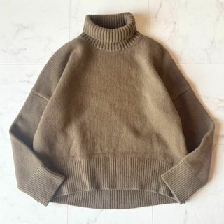 ドゥーズィエムクラス(DEUXIEME CLASSE)の美品✨J CODE タートルネックプルオーバー　キャメル(ニット/セーター)