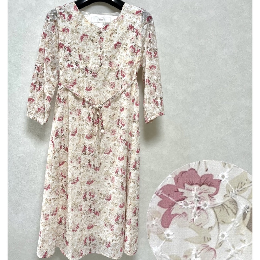 TOCCO closet(トッコクローゼット)のTOCCO closet 花柄 春 ロングワンピース くるみボタン レディースのワンピース(ロングワンピース/マキシワンピース)の商品写真