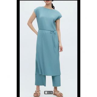 ユニクロ(UNIQLO)の【美品】ユニクロ UNIQLO  プリーツワンピース（半袖）63 BLUEブルー(ロングワンピース/マキシワンピース)