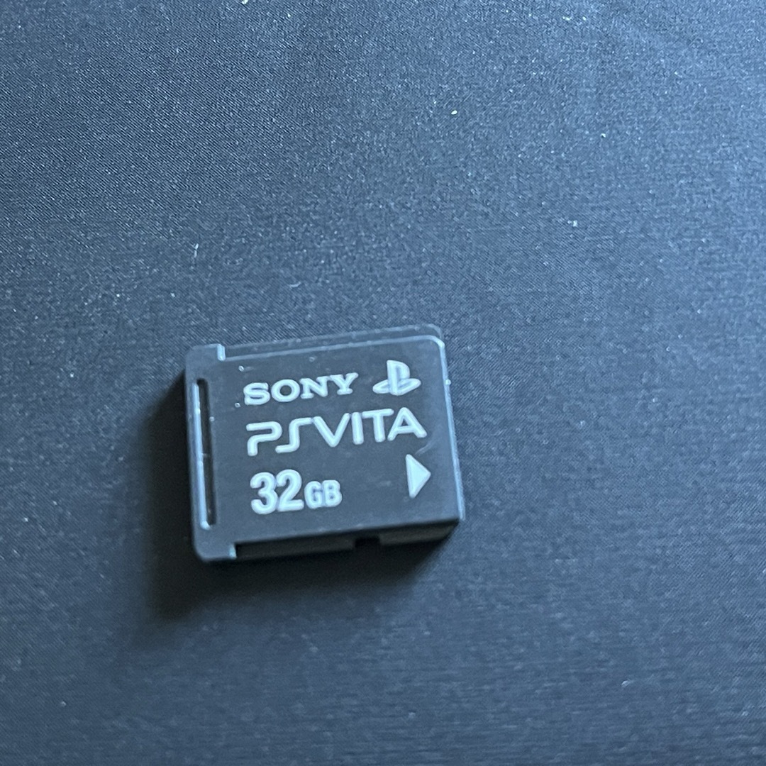 PlayStation Vita(プレイステーションヴィータ)のPlayStationVITA PCH-2000 32GBメモリーカード付き エンタメ/ホビーのゲームソフト/ゲーム機本体(携帯用ゲーム機本体)の商品写真