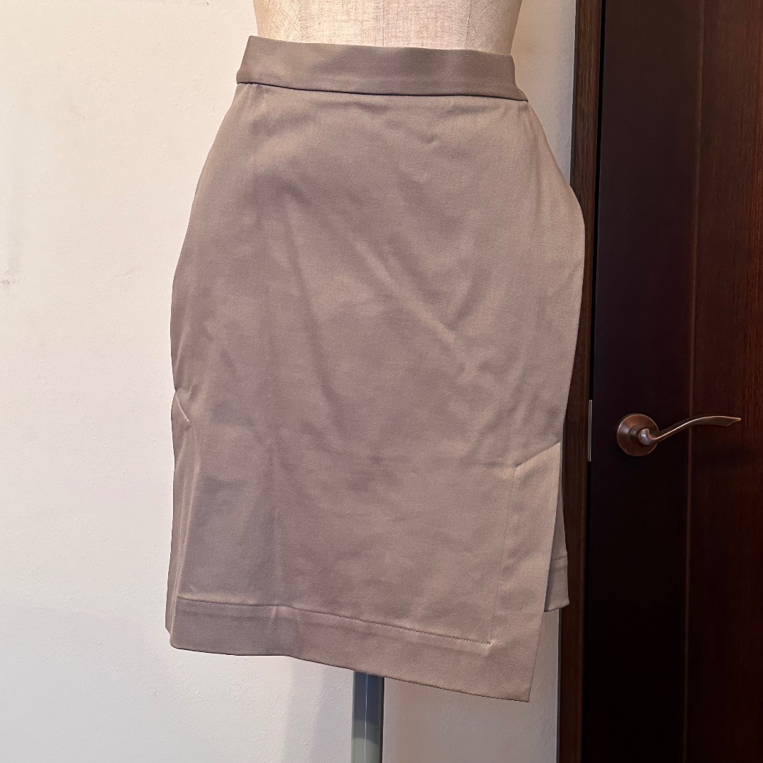 Vivienne Westwood(ヴィヴィアンウエストウッド)のvivienne westwoodアイスグレーストレッチタイトスカート  レディースのスカート(ひざ丈スカート)の商品写真