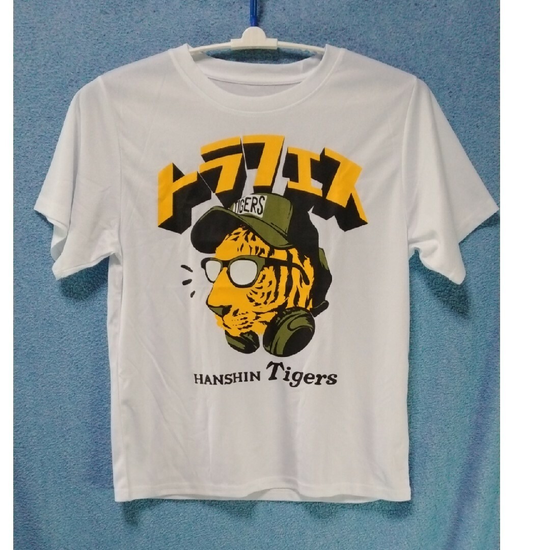 阪神タイガース(ハンシンタイガース)の新品トラフェスTシャツ　サイズフリー　阪神タイガース　正規品 スポーツ/アウトドアの野球(記念品/関連グッズ)の商品写真