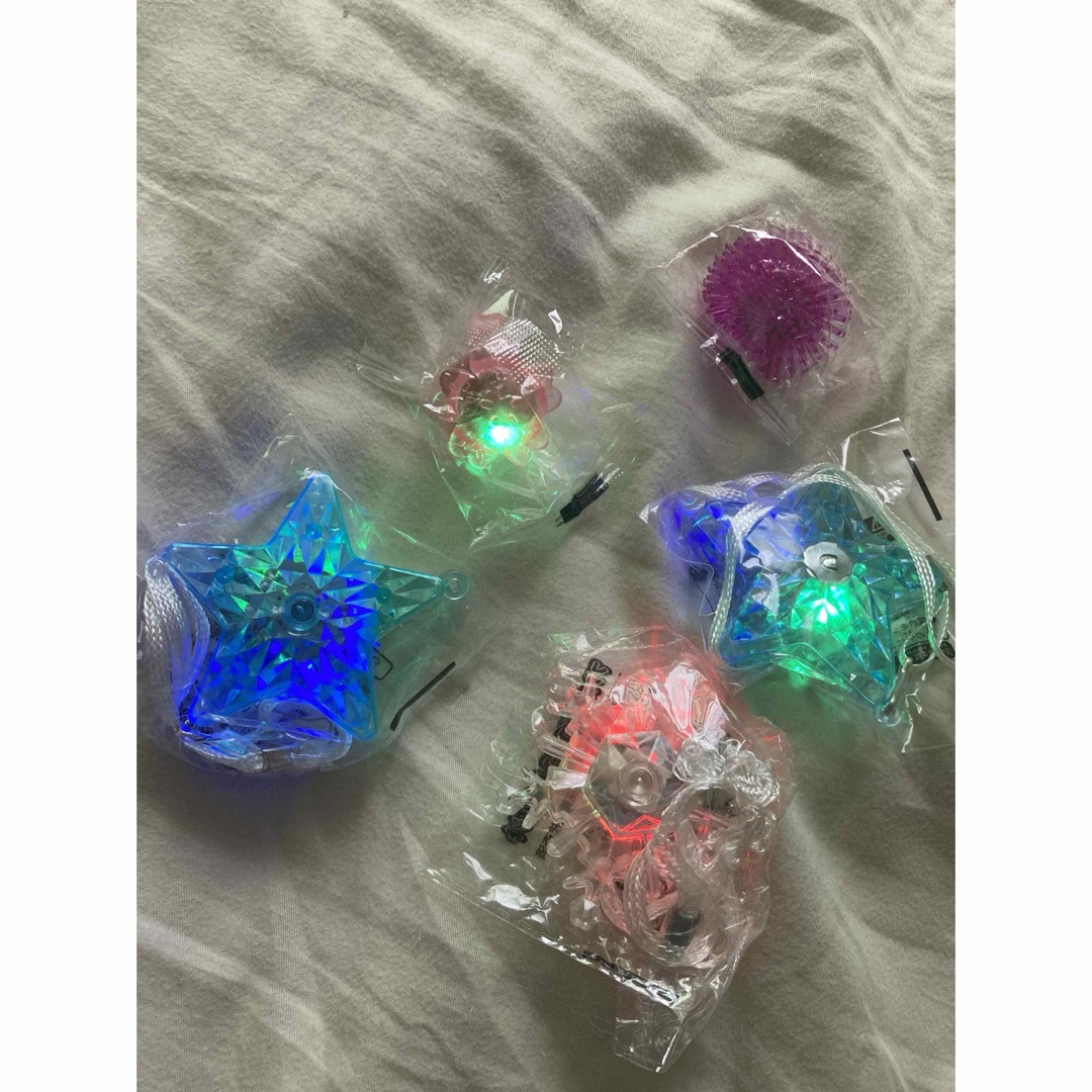 光るおもちゃ　フラッシュクリスタルペンダント　ネックレス　星　トラ　結晶　指輪 レディースのアクセサリー(ネックレス)の商品写真