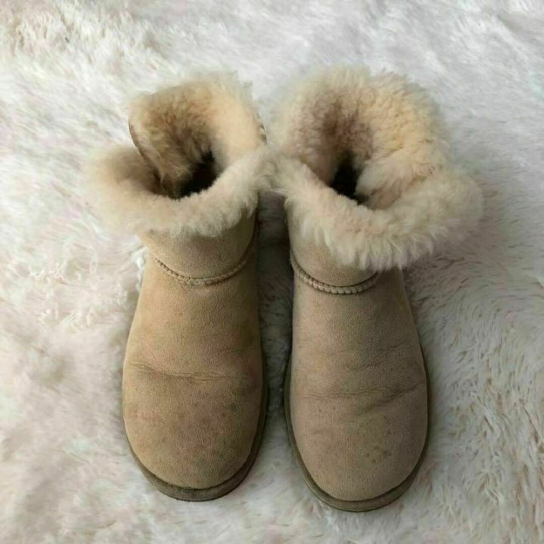 UGG(アグ)のUGGアグ　ムートンブーツ　ショートブーツ　ボタン　ベージュ22cm レディースの靴/シューズ(ブーツ)の商品写真