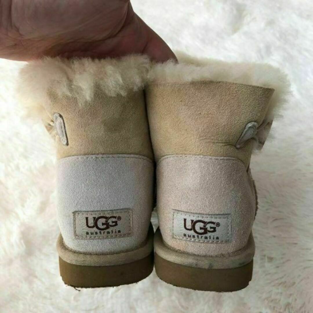 UGG(アグ)のUGGアグ　ムートンブーツ　ショートブーツ　ボタン　ベージュ22cm レディースの靴/シューズ(ブーツ)の商品写真