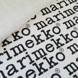 マリメッコ(marimekko)のキャンバス生地　帆布　マリメッコ風　ロゴ柄　ホワイト地　139×50㎝(生地/糸)