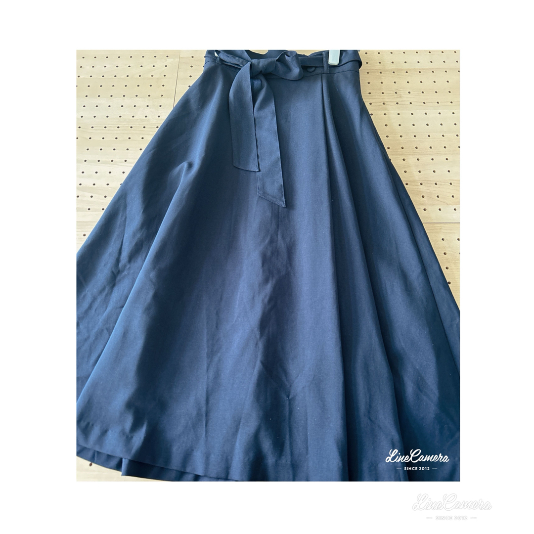 Couture Brooch(クチュールブローチ)の【couture brooch】リボン付きミドル丈フレアスカート　ネイビー レディースのスカート(ひざ丈スカート)の商品写真