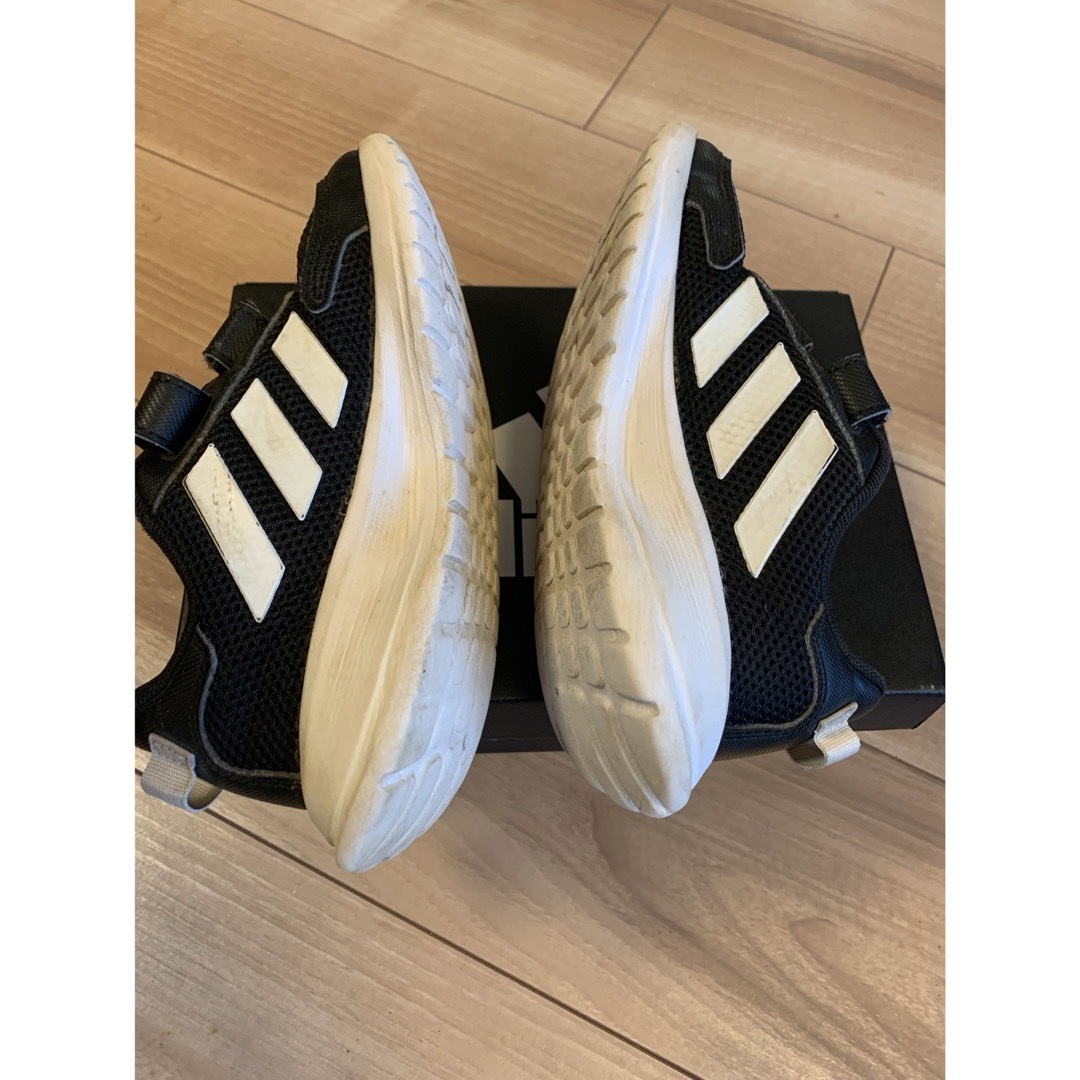 adidasスニーカー　18.0 キッズ/ベビー/マタニティのキッズ靴/シューズ(15cm~)(スニーカー)の商品写真