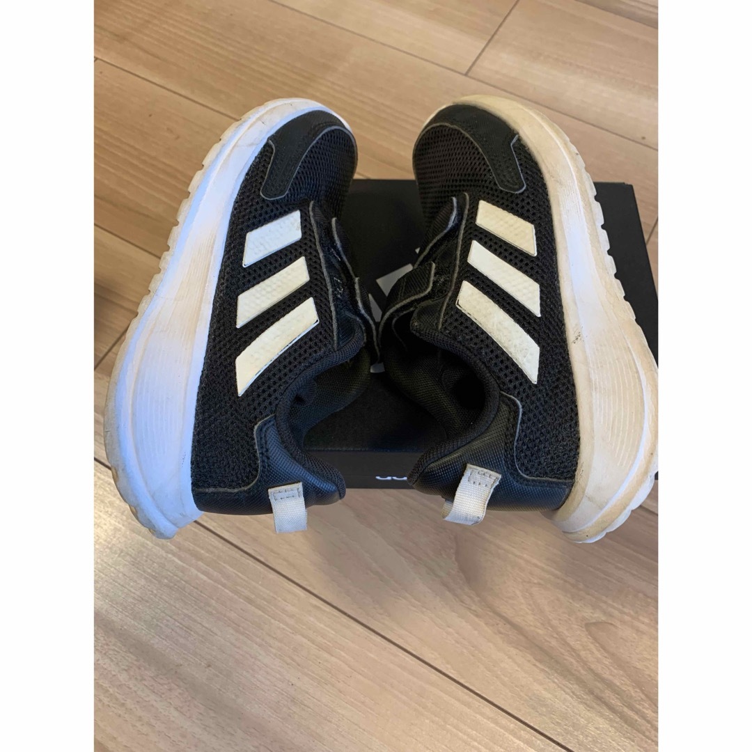 adidasスニーカー　18.0 キッズ/ベビー/マタニティのキッズ靴/シューズ(15cm~)(スニーカー)の商品写真