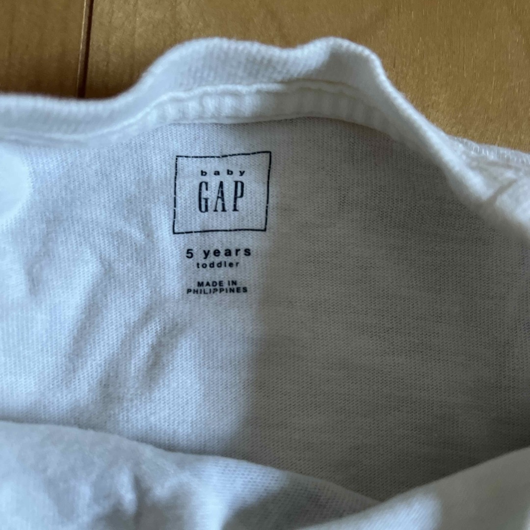 babyGAP(ベビーギャップ)の恐竜Tシャツ☆110 キッズ/ベビー/マタニティのキッズ服男の子用(90cm~)(Tシャツ/カットソー)の商品写真