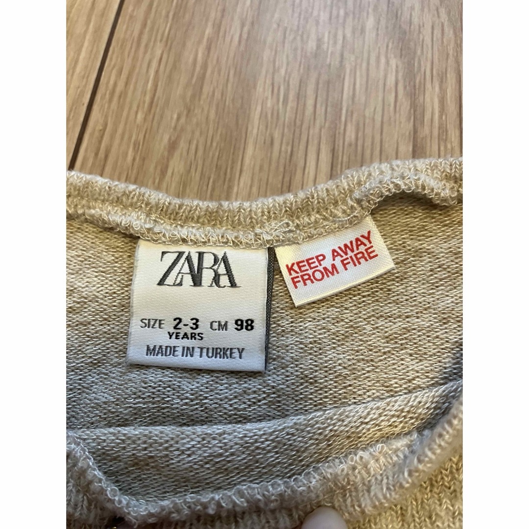 ZARA(ザラ)の【ZARA】肩フリルニット(2-3y／98㎝) キッズ/ベビー/マタニティのキッズ服女の子用(90cm~)(ニット)の商品写真