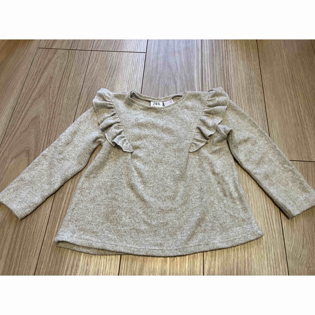 ZARA(ザラ)の【ZARA】肩フリルニット(2-3y／98㎝) キッズ/ベビー/マタニティのキッズ服女の子用(90cm~)(ニット)の商品写真