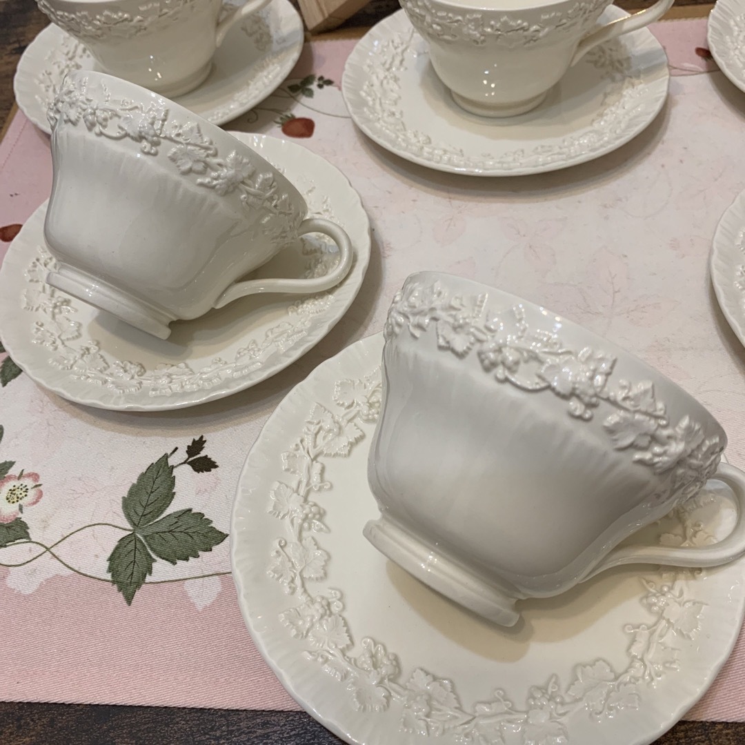 WEDGWOOD(ウェッジウッド)の未使用　ウェッジウッド  エンボスド　クイーンズウェア　シェルエッジ　カップ6客 インテリア/住まい/日用品のキッチン/食器(食器)の商品写真