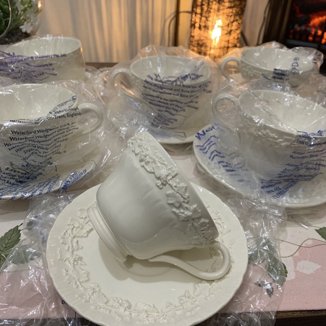 WEDGWOOD(ウェッジウッド)の未使用　ウェッジウッド  エンボスド　クイーンズウェア　シェルエッジ　カップ6客 インテリア/住まい/日用品のキッチン/食器(食器)の商品写真