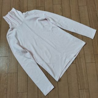 ユニクロ(UNIQLO)のUNIQLO タートルネック コットン トップス 薄ピンク(カットソー(長袖/七分))